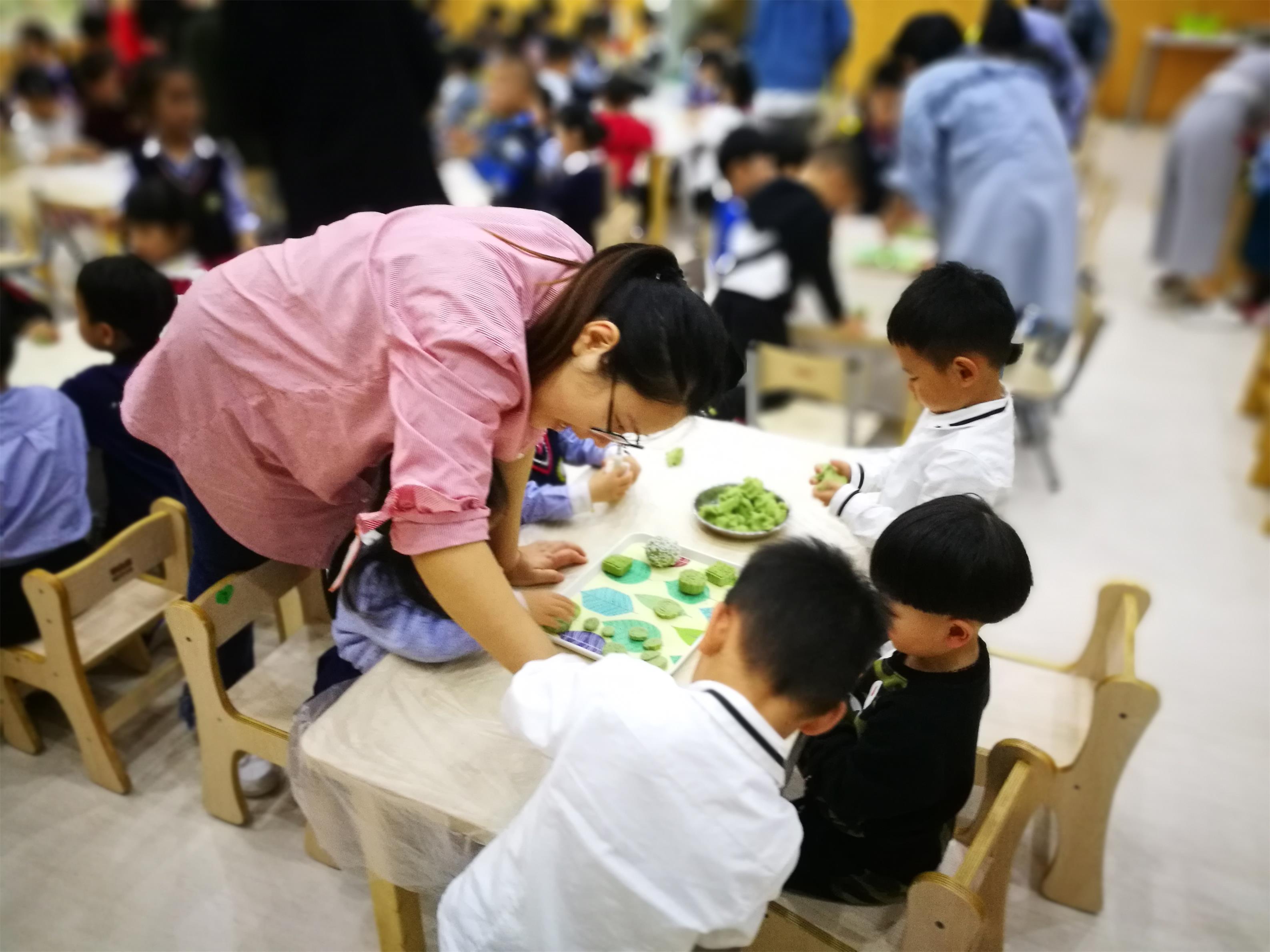 草长莺飞又尝春清明就要吃青团迪尼斯幼儿园做青团活动